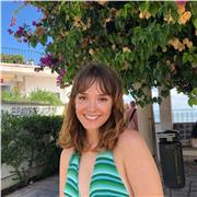 Profesora de inglés imparte clases a todas las edades
